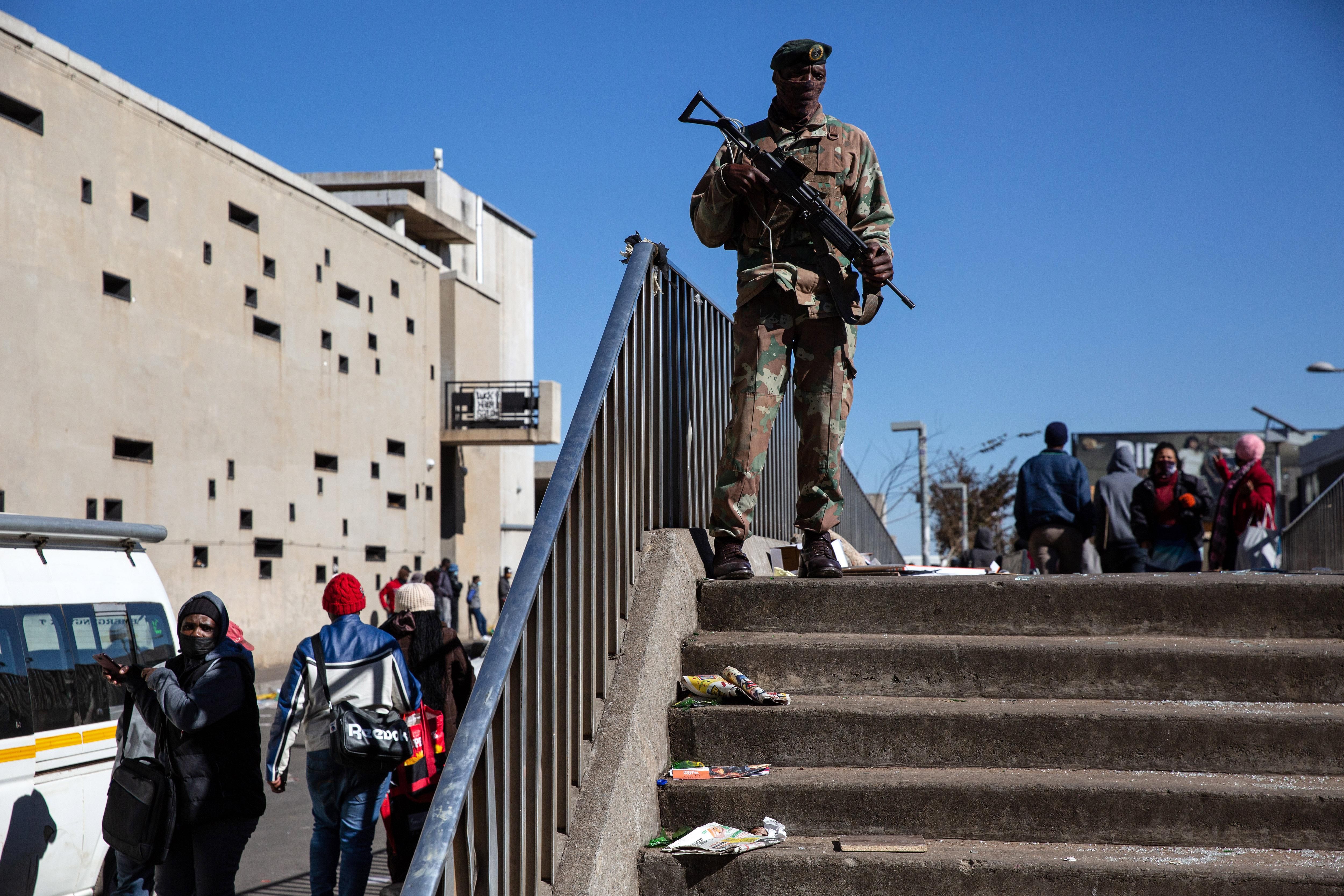 Через заворушення у ПАР загинули 72 людини Через заворушення у ПАР загинули 72 людини