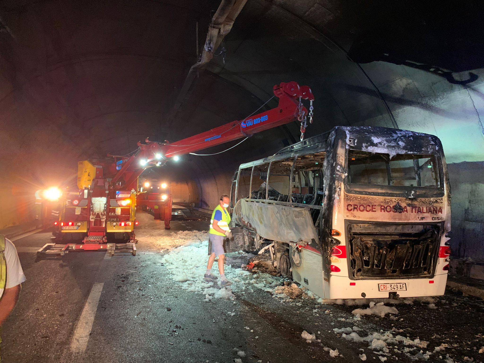 В Италии водитель героически спас 25 детей из неисправного автобуса В Италии водитель героически спас 25 детей из неисправного автобуса