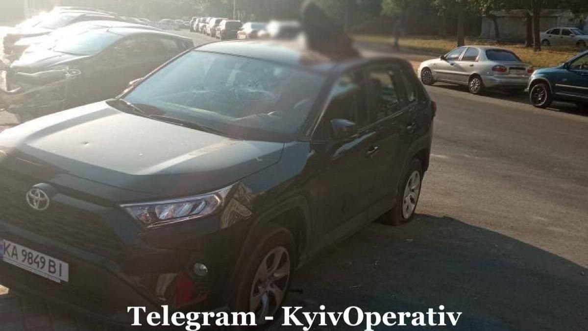 У Києві розбили вікна Toyota RAV4 та залишили на даху голову корови