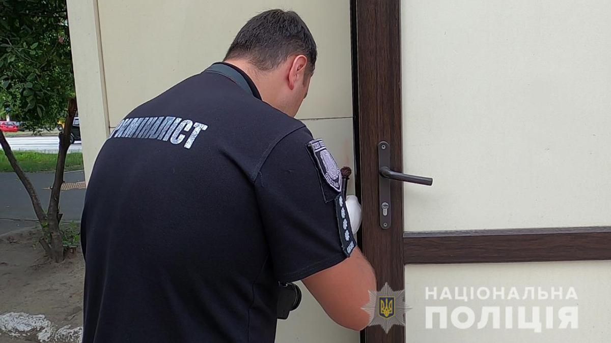 Іноземець з ножем пограбував кіоск в Одесі: фото, відео Іноземець з ножем пограбував кіоск в Одесі: фото, відео
