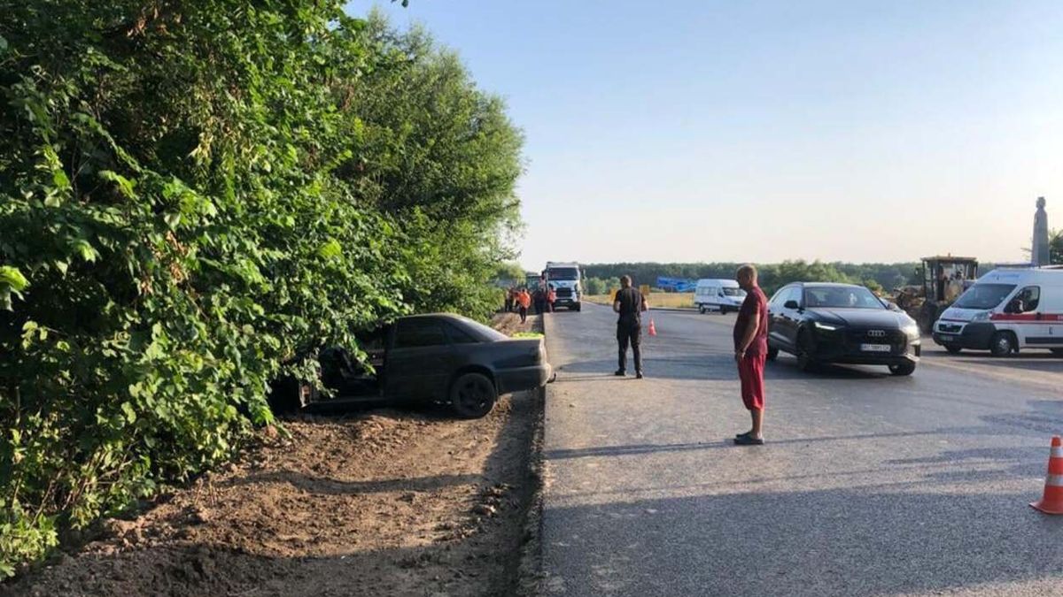 На Львовщине 20-летний водитель насмерть сбил рабочего дорожной службы: фото