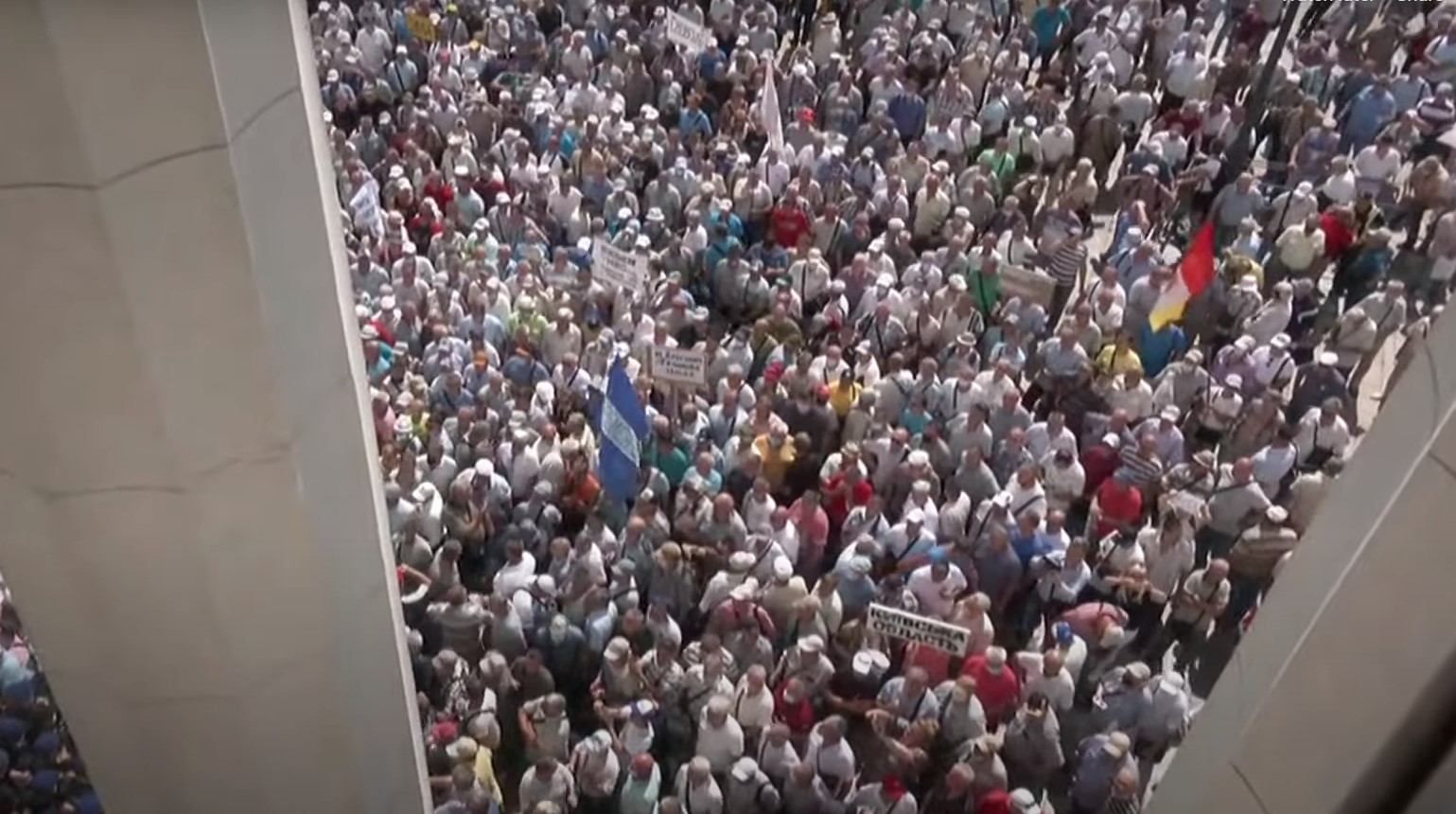 Протест силовиків-ветеранів переріс у штурм Верховної Ради: відео