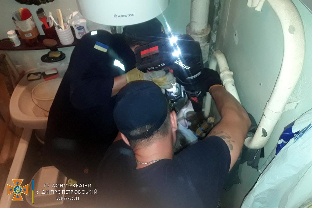 У Дніпрі жінка застрягла між трубами у ванній і пролежала кілька днів У Дніпрі жінка застрягла між трубами у ванній і пролежала кілька днів
