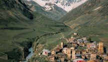 Грузинский поселок в объятиях гор: Сванетия удивляет аутентичностью и красотой – видео