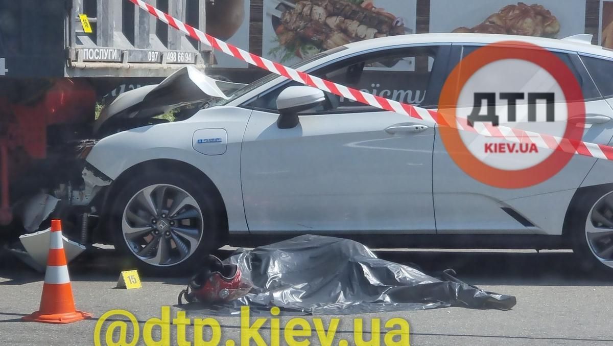 УКиеви пьяный водитель сбил женщину и прижал ее к грузовику