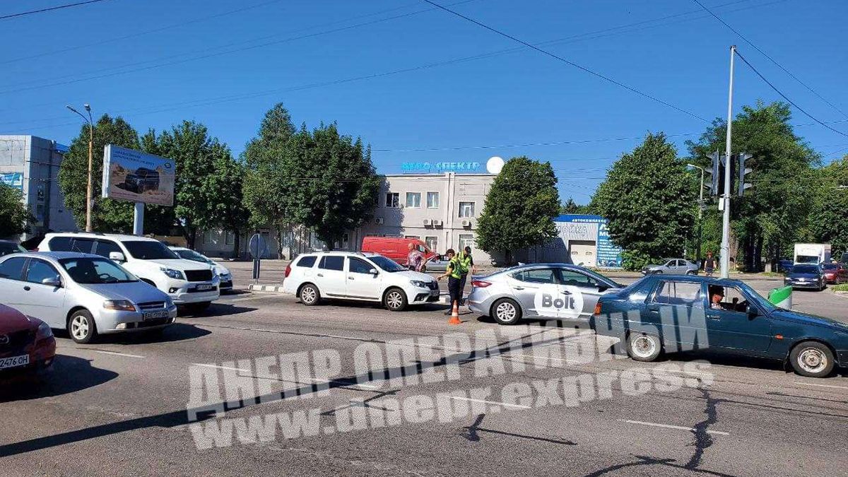 Такси Bolt столкнулось с легковым автомобилем в Днепре: видео аварии Такси Bolt столкнулось с легковым автомобилем в Днепре: видео аварии