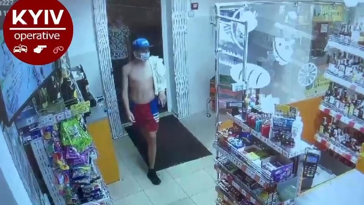 На Вырлице в Киеве полуголый мужчина систематически грабит супермаркет На Вырлице в Киеве полуголый мужчина систематически грабит супермаркет