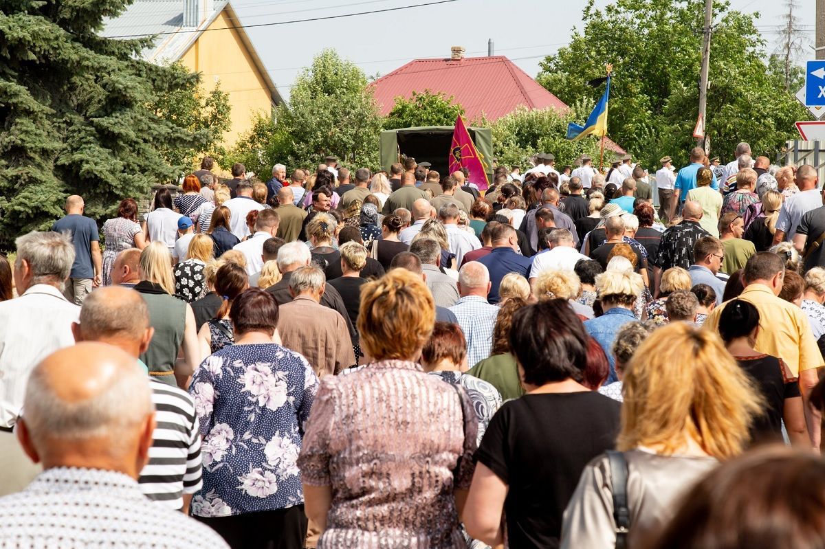 Під Тернополем попрощались із загиблим на Донбасі Яськівим: фото Під Тернополем попрощались із загиблим на Донбасі Яськівим: фото