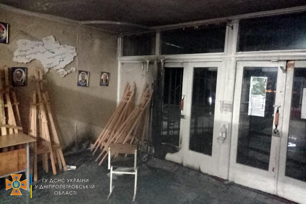 В Днепре неизвестные выбили окно и подожгли школу В Днепре неизвестные выбили окно и подожгли школу