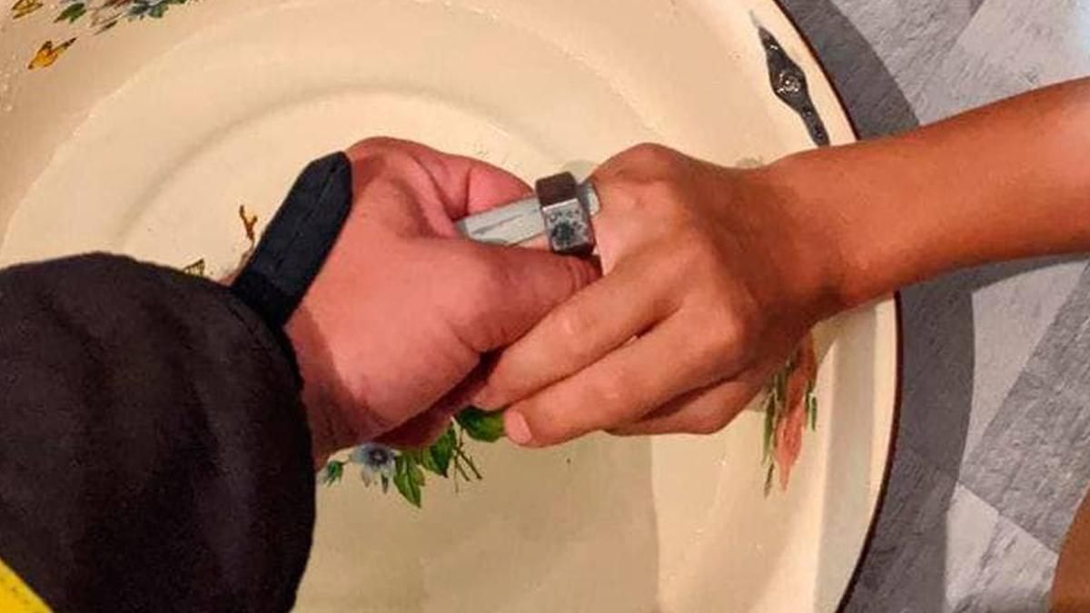 У Києві рятувальники допомогли зняти гайку з пальця дитини У Києві рятувальники допомогли зняти гайку з пальця дитини