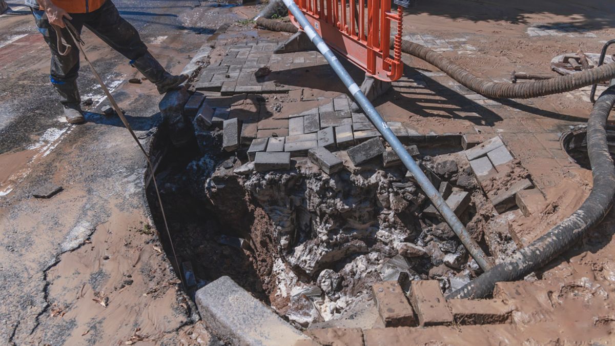 Девушка провалилвася в яму с водой в Днепре: видео, фото Девушка провалилвася в яму с водой в Днепре: видео, фото