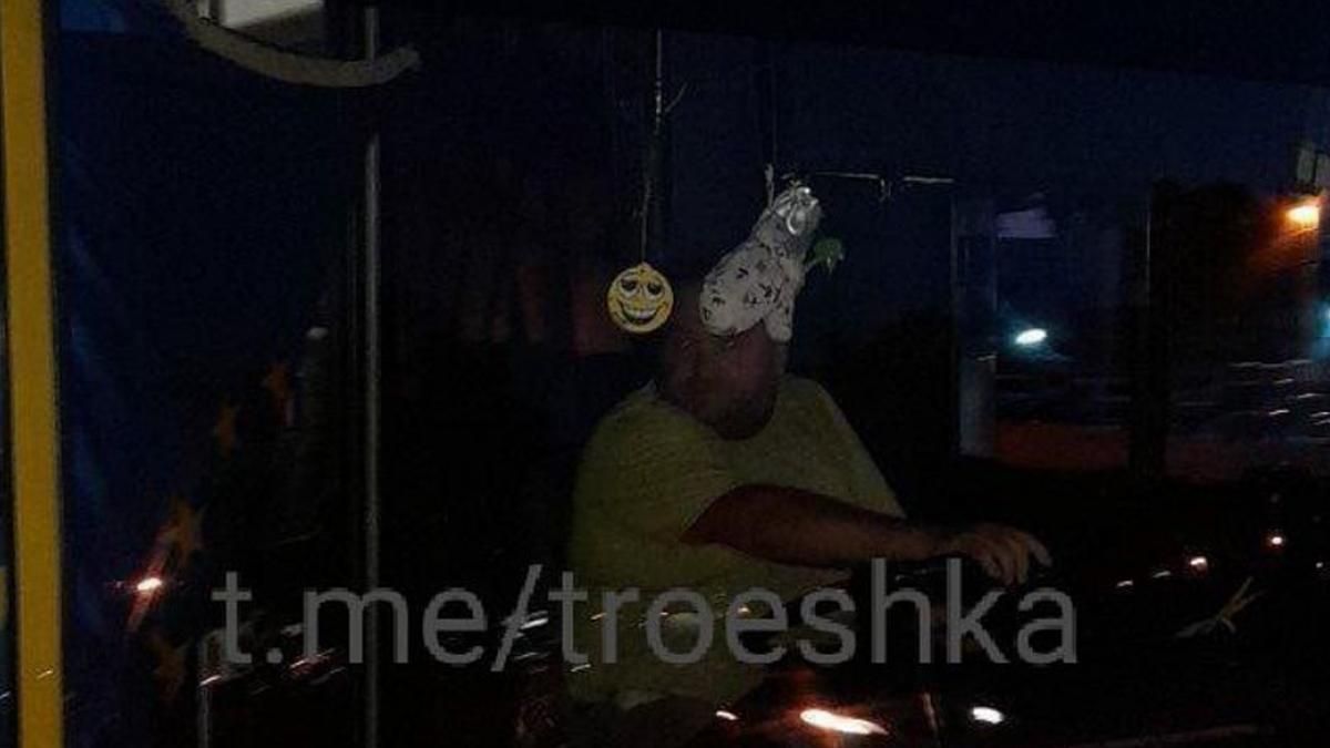 У Києві дівчинці в автобусі затисло руку дверми: водій ще й лаявся У Києві дівчинці в автобусі затисло руку дверми: водій ще й лаявся