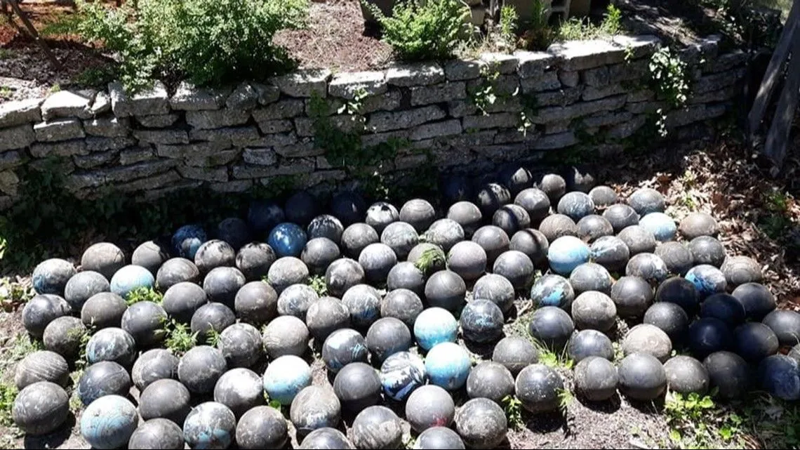Чоловік під час ремонту виявив у фундаменті 160 шарів для боулінгу 
