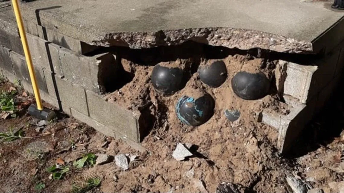 Чоловік під час ремонту виявив у фундаменті 160 шарів для боулінгу 
