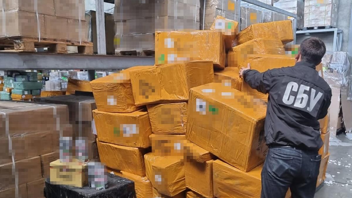 У Борисполі СБУ заблокувала контрабанду техніки Apple: її вартість понад 30 мільйонів У Борисполі СБУ заблокувала контрабанду техніки Apple: її вартість понад 30 мільйонів