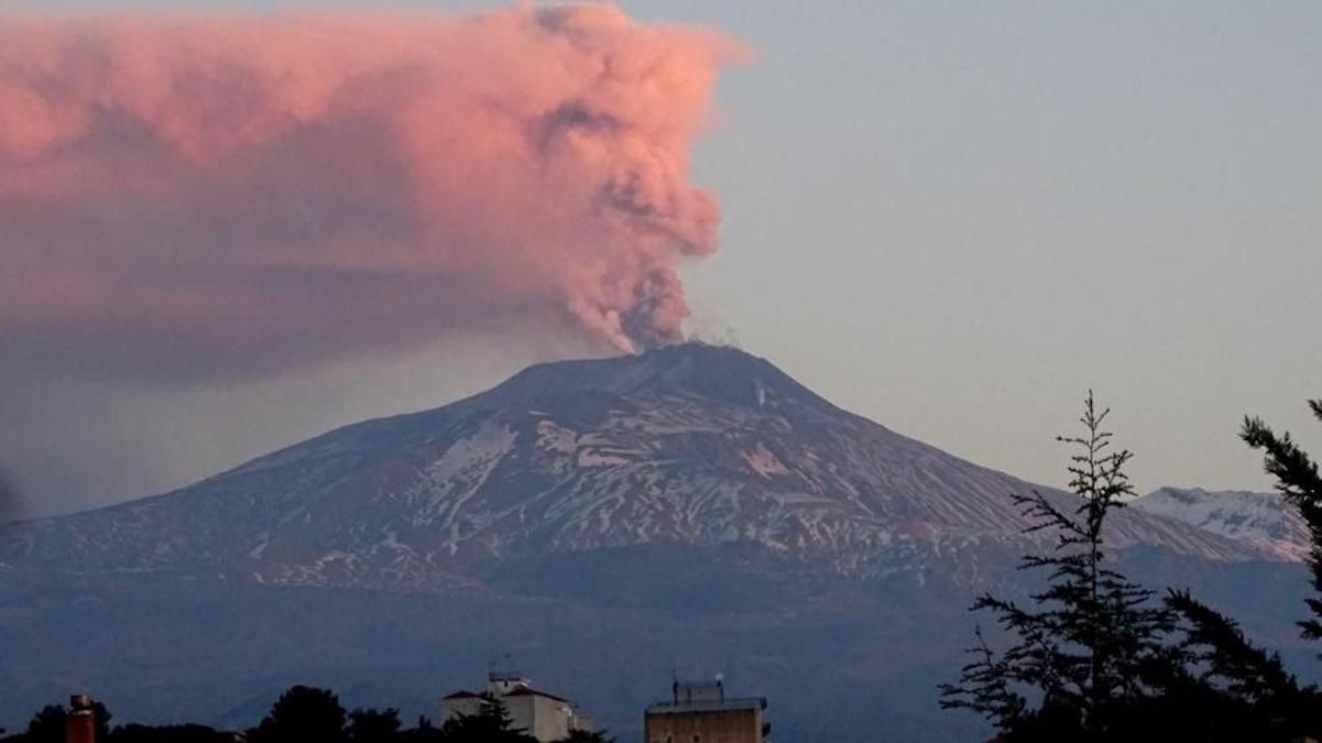 На Сицилии проснулся вулкан Этна, выбросив дым на 10 километров: видео