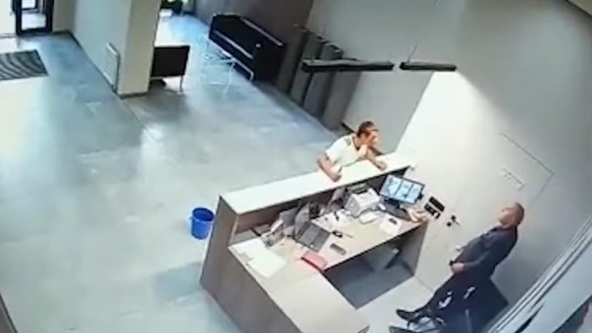 В элитном ЖК в Киеве вооруженный ножом мужчина бросался на охранника В элитном ЖК в Киеве вооруженный ножом мужчина бросался на охранника