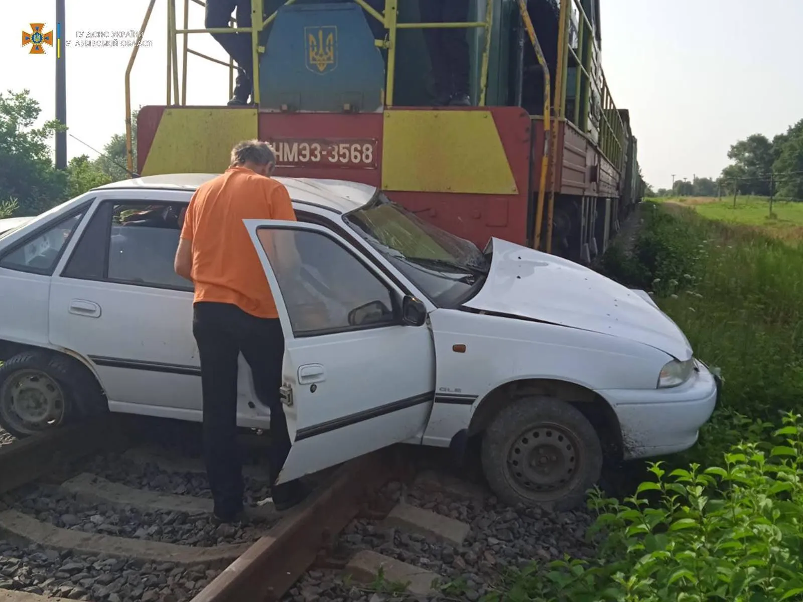 На Львівщині вантажний потяг протаранив легковик: загинула водійка – фото