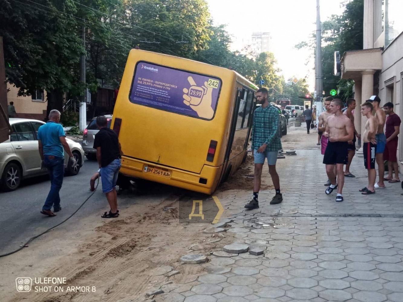 В Одесі маршрутка впала в рів, який викопали дорожні працівники