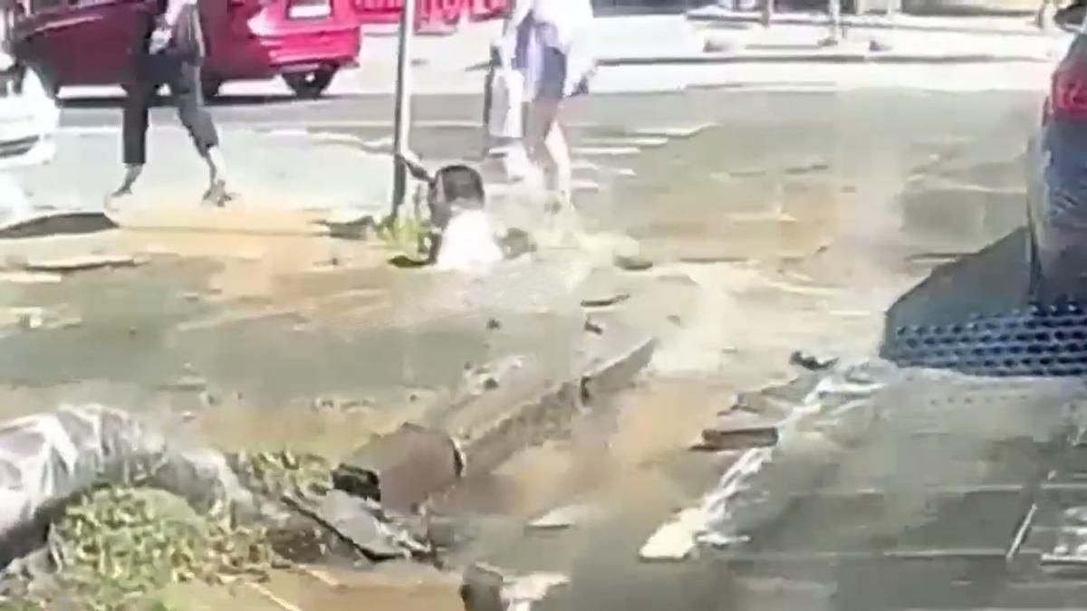 Дівчина провалилася під тротуар у Дніпрі: яка причина – відео 
