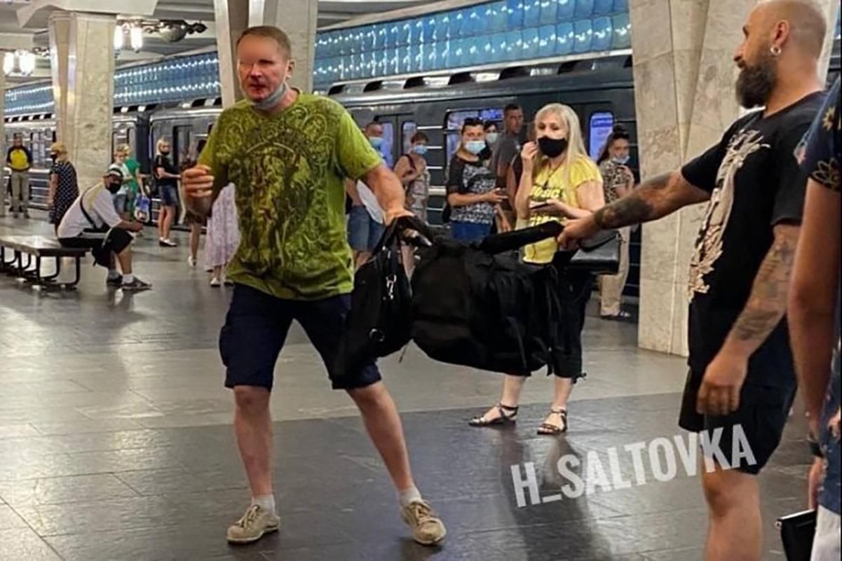У Харкові в метро чоловік побив пасажира через рюкзак 