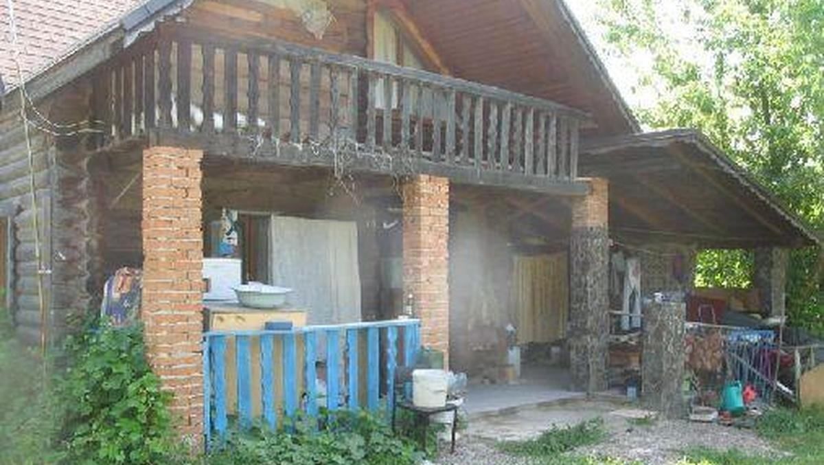 Под Киевом мужчина избил ножом товарища и бутылкой свою бывшую Под Киевом мужчина избил ножом товарища и бутылкой свою бывшую