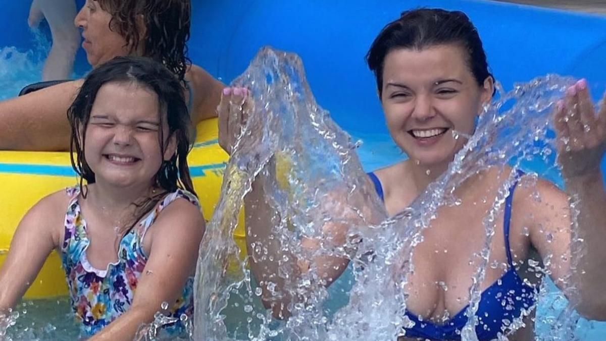 Марічка Падалко з чоловіком і дітьми поїхала у Грибівку: фото Марічка Падалко з чоловіком і дітьми поїхала у Грибівку: фото