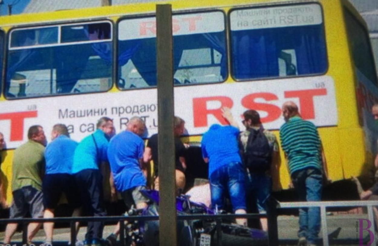 Підняли автобус, щоб визволити мотоцикліста: біля Львова трапилась нищівна ДТП – фото Підняли автобус, щоб визволити мотоцикліста: біля Львова трапилась нищівна ДТП – фото