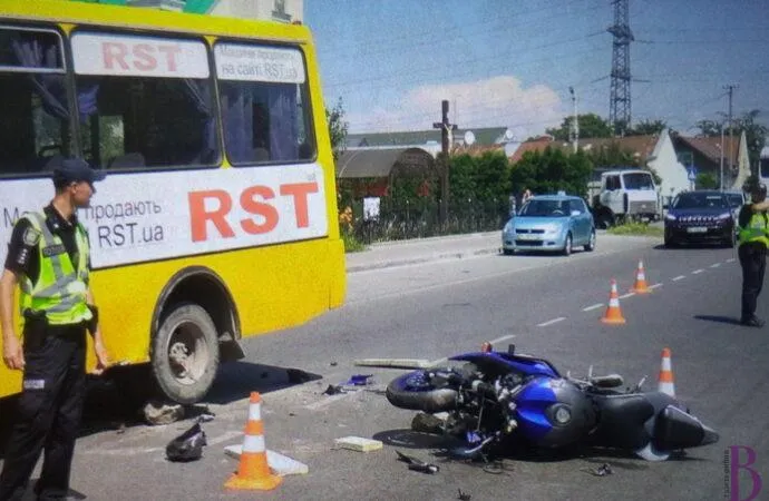 Підняли автобус, щоб визволити мотоцикліста: біля Львова трапилась нищівна ДТП – фото