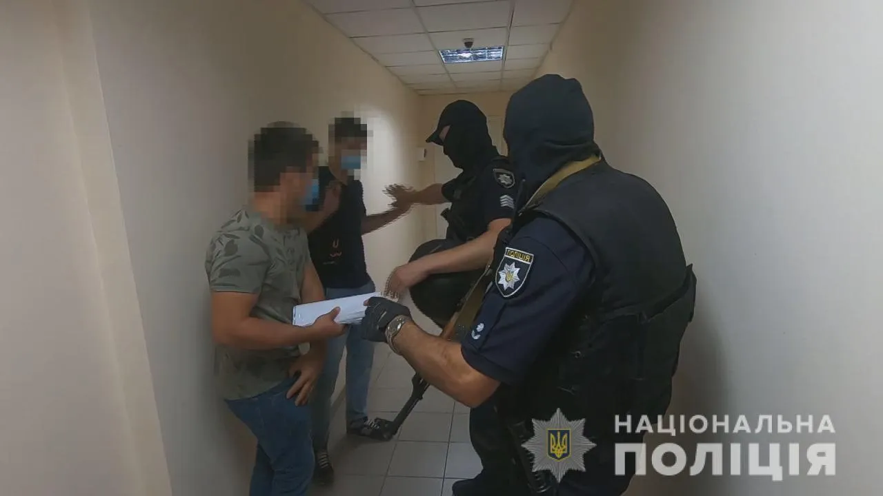 Захопили бізнес-центр в Одесі Невідомі блокували аукціон Захопили бізнес-центр в Одесі Невідомі блокували аукціон