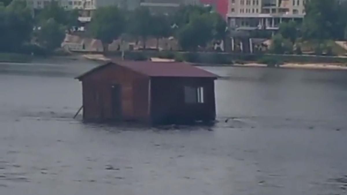 В Киеве увидели дом, который дрейфует по Днепру В Киеве увидели дом, который дрейфует по Днепру