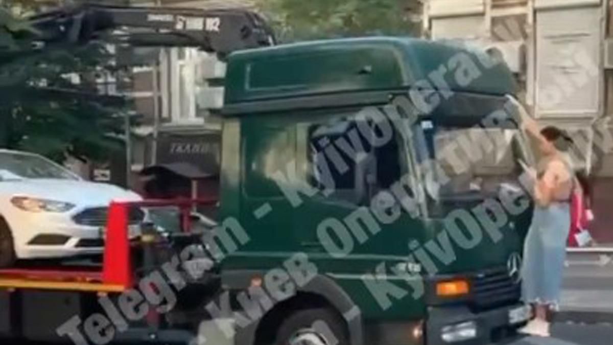 В Киеве женщина залезла на эвакуатор, чтобы он не забрал ее машину В Киеве женщина залезла на эвакуатор, чтобы он не забрал ее машину