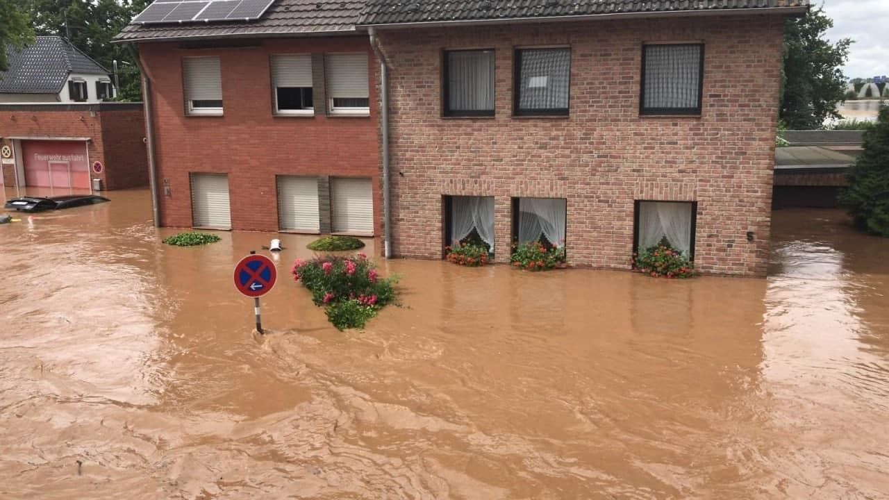 Наводнения в Германии унесли жизни более 40 человек фото, видео
