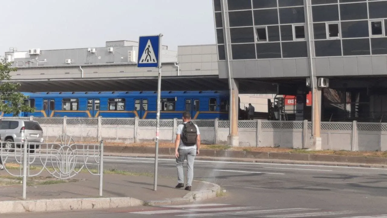 У Києві в метро людина потрапила під потяг