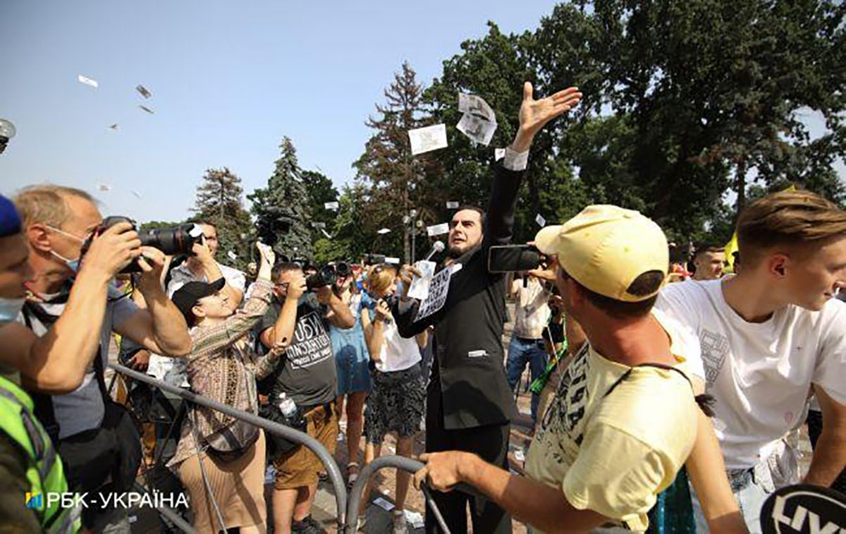 В Киеве 15.07.2021 на акции под Радой возник конфликт: фото, видео В Киеве 15.07.2021 на акции под Радой возник конфликт: фото, видео