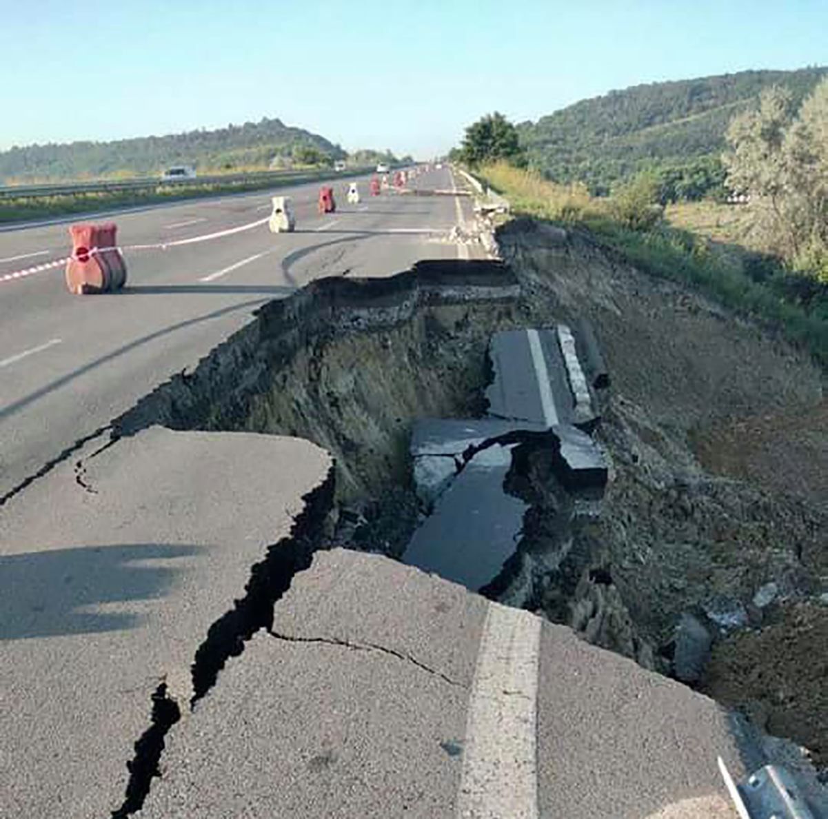На трассе Киев – Одесса сдвинулась дорога возле села Троицкое: фото На трассе Киев – Одесса сдвинулась дорога возле села Троицкое: фото