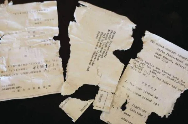 Листи, які випали з пляшки / Фото Kelsey Walling Листи, які випали з пляшки / Фото Kelsey Walling