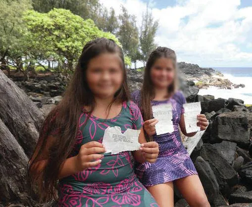 Еббі з сестрою тримають послання / Фото Kelsey Walling Еббі з сестрою тримають послання / Фото Kelsey Walling