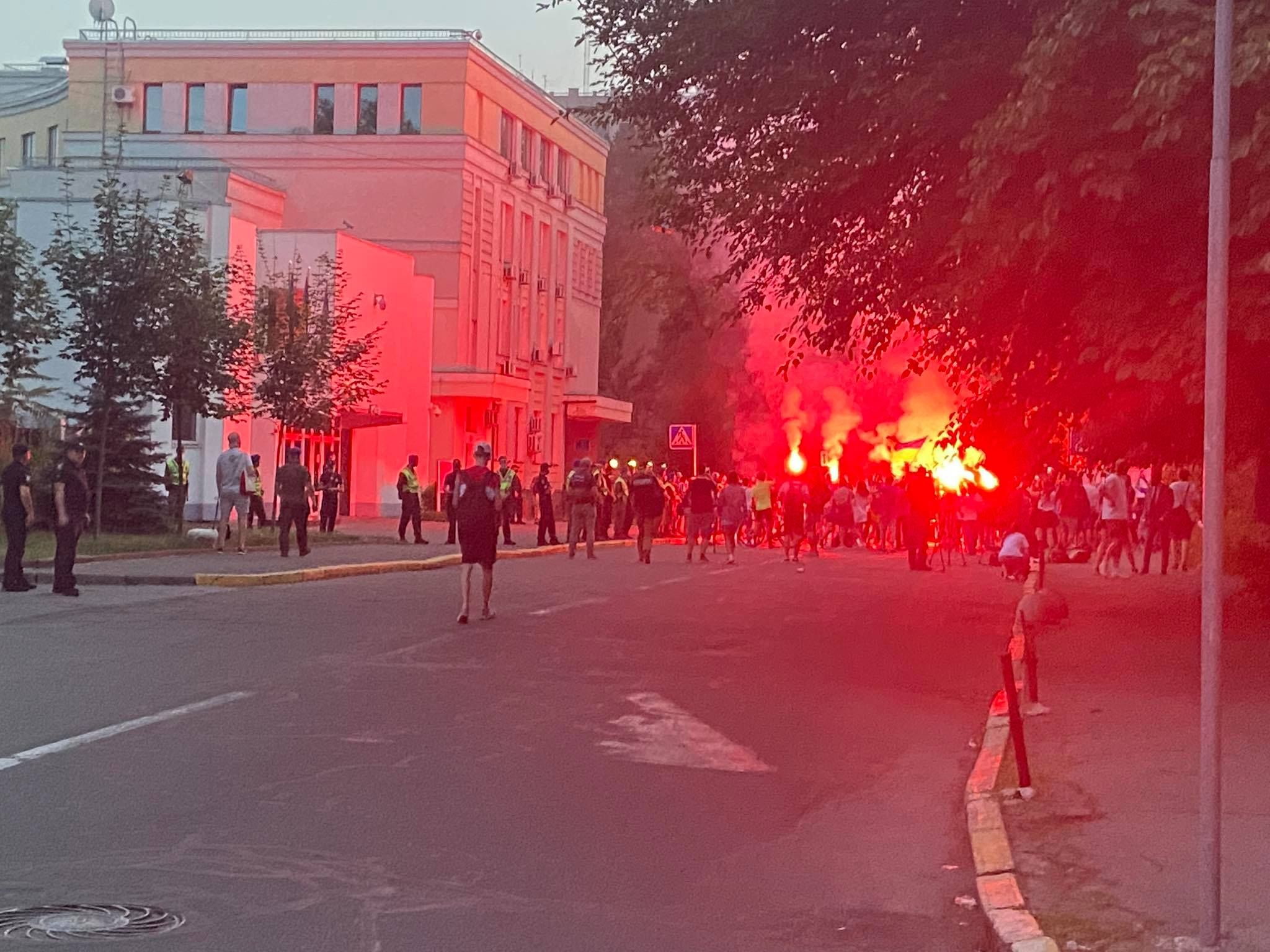 Під МВС у Києві святкують відставку Авакова: фото, відео Під МВС у Києві святкують відставку Авакова: фото, відео