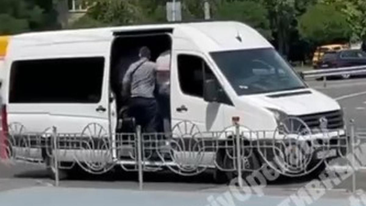 В Киеве возле Лыбидской якобы избили и похитили человека: видео В Киеве возле Лыбидской якобы избили и похитили человека: видео