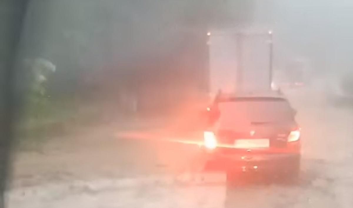 Трассу Киев - Чоп во Львовской области перекрыл селевой поток Трассу Киев - Чоп во Львовской области перекрыл селевой поток