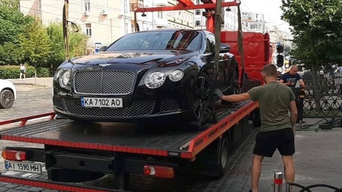 В Киеве эвакуатор забрал Bentley: владелец организовал место парковки В Киеве эвакуатор забрал Bentley: владелец организовал место парковки