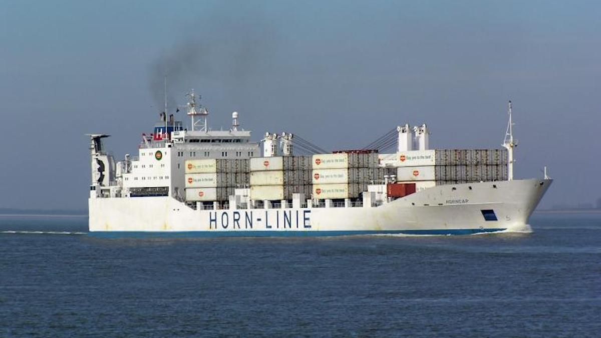 10 українців застрягли на зламаному судні біля Африки, є загиблий 10 українців застрягли на зламаному судні біля Африки, є загиблий