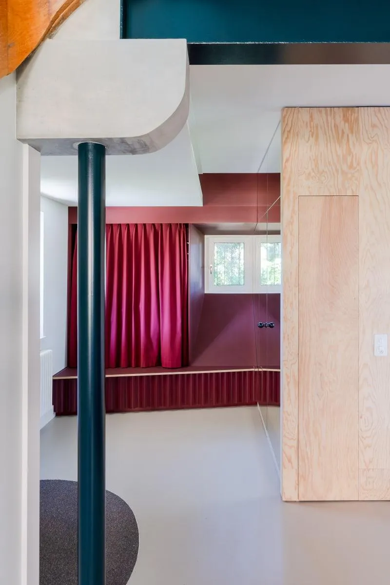 Яскрава реконструкція швейцарської вілли 1950-х років Яскрава реконструкція швейцарської вілли 1950-х років