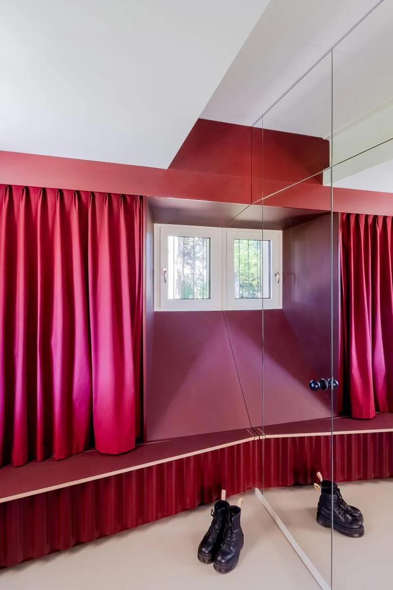 Яскрава реконструкція швейцарської вілли 1950-х років Яскрава реконструкція швейцарської вілли 1950-х років