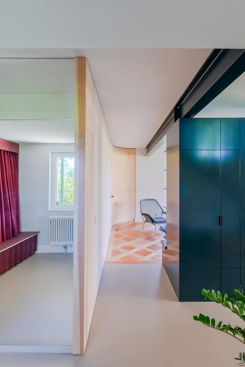 Яскрава реконструкція швейцарської вілли 1950-х років Яскрава реконструкція швейцарської вілли 1950-х років