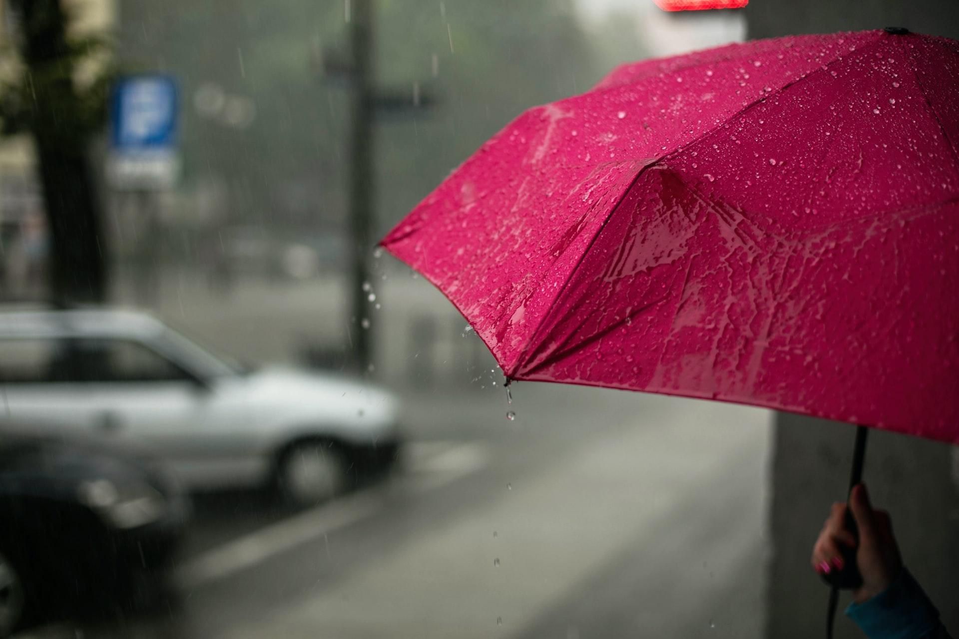 В ОАЕ мало не вперше дощ влітку – тестують технології виклику дощу 