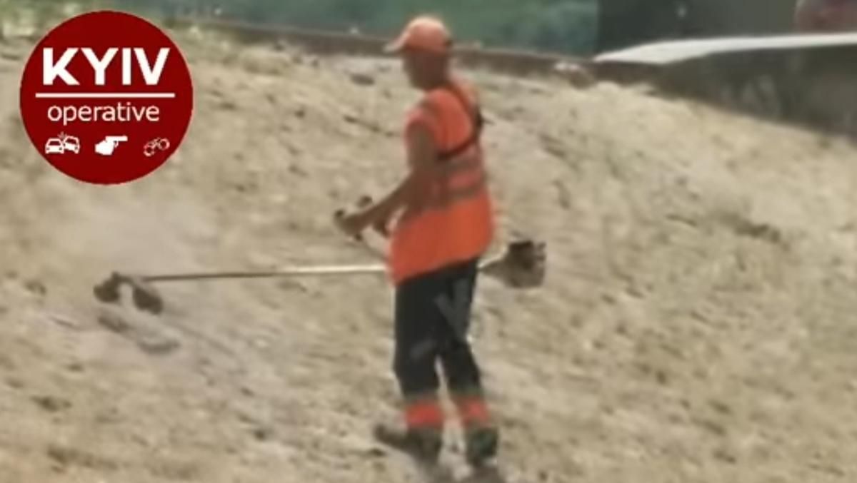 В Киеве на Трухановом коммунальщик работал газонокосилкой на песке