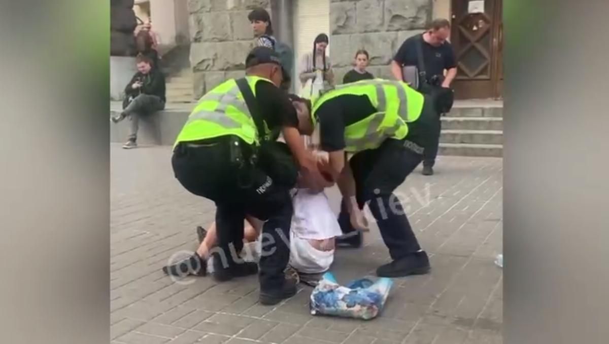 В Киеве на Крещатике избили и задержали извращенца В Киеве на Крещатике избили и задержали извращенца