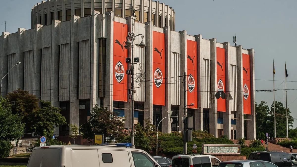 Фанати Динамо зірвали символіку Шахтаря, яку розмістили у Києві Фанати Динамо зірвали символіку Шахтаря, яку розмістили у Києві